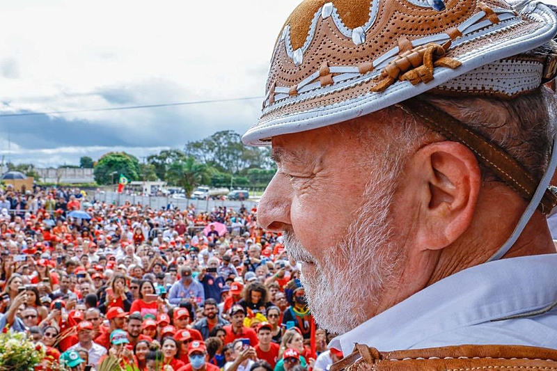 Comício popular em Pernambuco com bandeiras