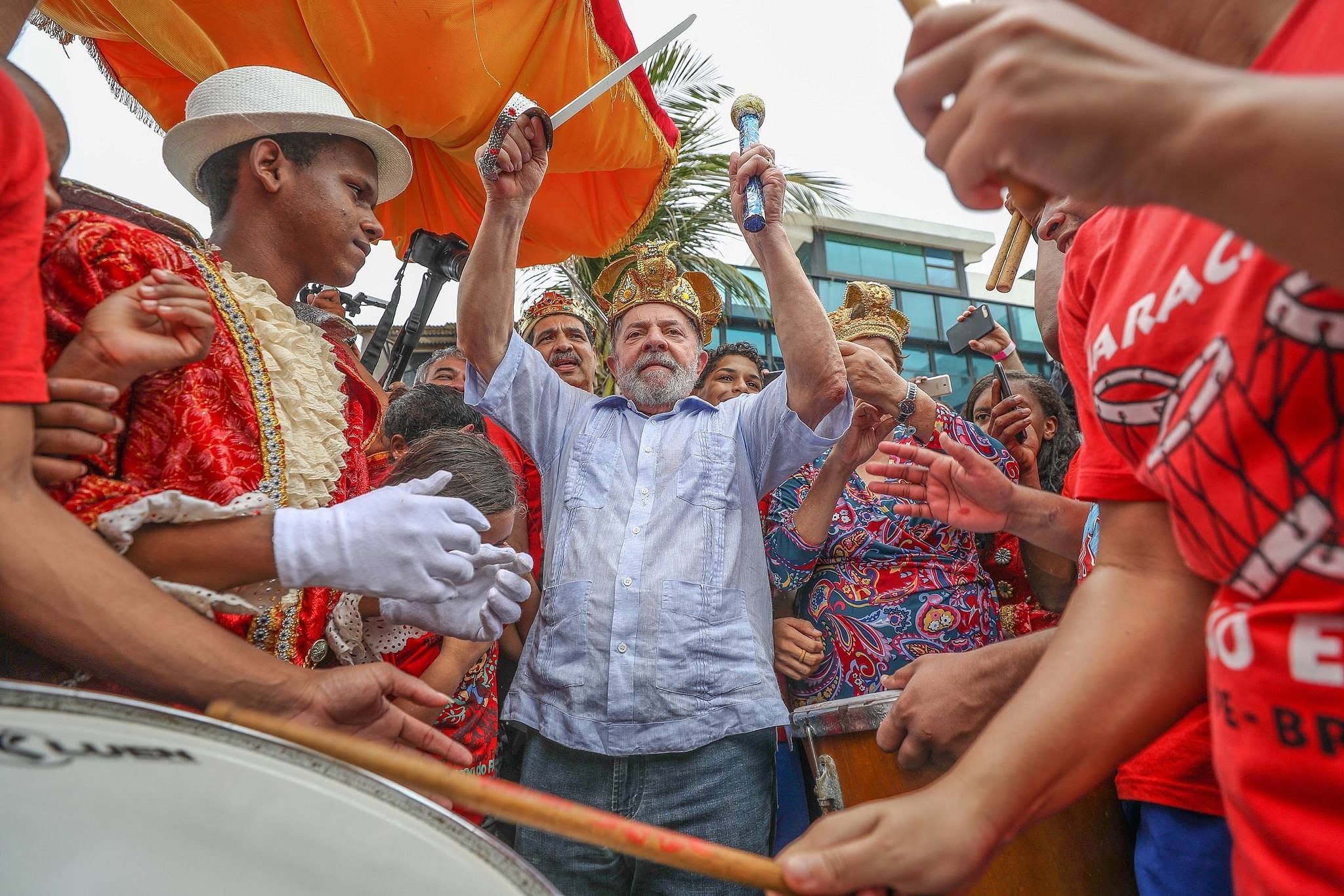 Lula com vestimenta tradicional de maracatu
