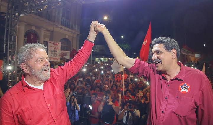 Lula em barco com pescadores no cais do Recife