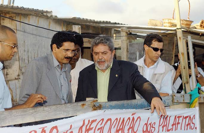 Lula diante do Monumento aos Retirantes, em Recife
